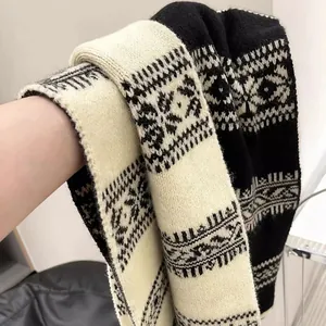 Sciarpa classica in maglia jacquard Fair Isle nera e bianca con motivi geometrici