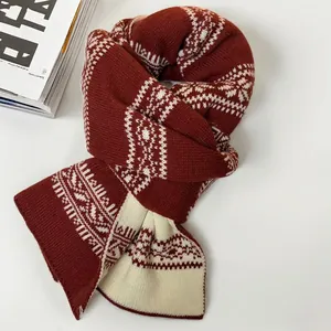 Sciarpa in maglia jacquard Fair Isle rossa e crema con motivi invernali natalizi