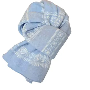 Sciarpa invernale in maglia Fair Isle blu chiaro con motivo jacquard geometrico bianco