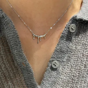 Nahaufnahme einer minimalistischen Halskette aus 925er Sterlingsilber mit Lavatropfen.