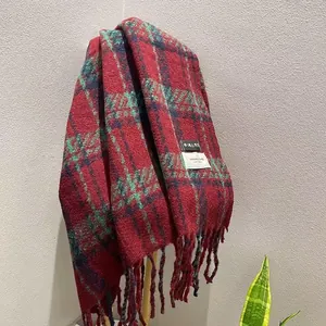 Écharpe en mohair à carreaux rouge et vert avec franges, châle doux d'hiver.