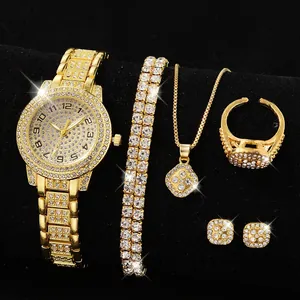 Nahaufnahme eines funkelnden goldenen Schmucksets mit Strassuhr und Halskette