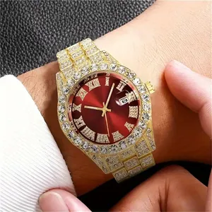 Detailansicht einer luxuriösen goldfarbenen Uhr mit einem roten römischen Zifferblatt