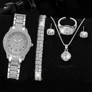Nahaufnahme eines luxuriösen silbernen Damen-Uhrensets mit passendem Strassschmuck
