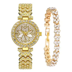 Detailweergave van luxe gouden strass horloge voor dames en bijpassende armbandenset
