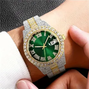 Detailaufnahme einer Iced-Out-Quarzuhr für Herren mit grünem Zifferblatt und römischen Ziffern