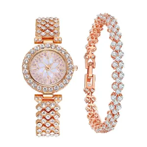 Detailweergave van de elegante dameskwartshorloge in roségoud met strass en armband