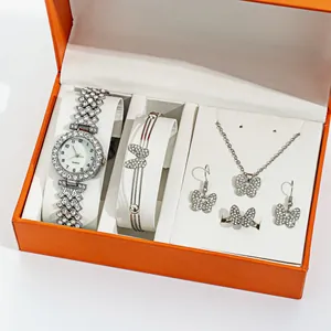 Élégant coffret de bijoux papillon avec montre en strass dans une boîte cadeau orange.