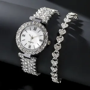 Gedetailleerde macro weergave van zilveren dameshorloge en hartjesarmband set