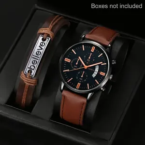 Nahaufnahme von Herrenuhren- und Armbandset in einer Displaybox mit feinen Details