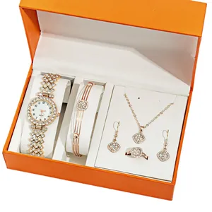 Luxe roségouden horloge en sieradenset met strass in een mooie oranje geschenkdoos