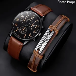 Nahaufnahme der Geneva Quarzuhr und des 'Believe' Lederarmband Sets auf schwarzem Kissen