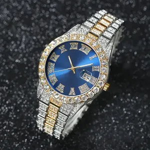 Nahaufnahme der luxuriösen Hip-Hop-Herrenuhr mit blauem Zifferblatt und römischen Ziffern.