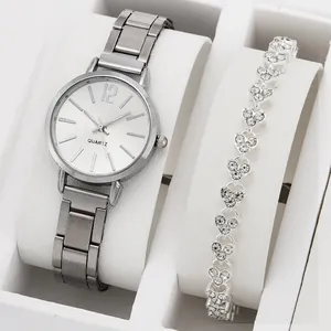 Gedetailleerd overzicht van elegant zilveren horloge met een hartjesarmband