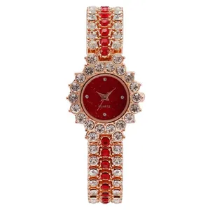 Dettaglio dell'orologio al quarzo di lusso da donna con quadrante rosso e cinturino in cristallo