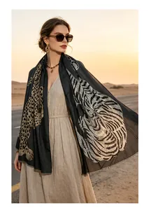 Luxe katoen-linnen sjaal met luipaard- en zebraprint in een gedetailleerde weergave.