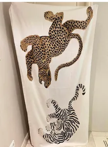 Elegante crèmewitte sjaal van katoen en linnen met artistieke luipaard- en tijgerprint