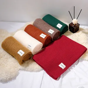 Collectie zachte gebreide effen sjaals in verschillende warme tinten voor herfst en winter