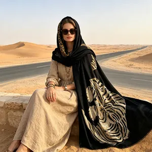 Elegante zwarte katoenen linnen sjaal met gouden tijgerprint in een woestijnlandschap