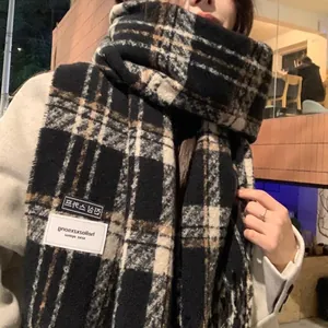 Écharpe à carreaux élégante en imitation cachemire pour femme, motif classique noir et beige.