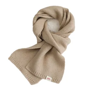Zachte beige gebreide sjaal met 'WARM-HEARTED' label voor de winter