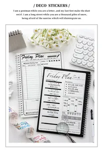Flat lay weergave van open zwart-wit spiraal dagplanners op een wit esthetisch bureau