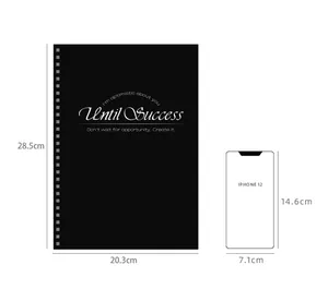 Groottevergelijking van een zwart spiraalnotitieboek (28,5x20,3 cm) met een iPhone 12