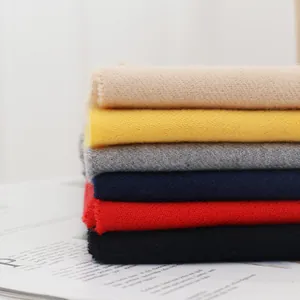 Stapel weicher bunter Kaschmirimitat-Schals in Beige Gelb Grau Navy und Rot