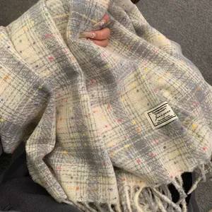 Bufanda de cuadros de cachemira sintética con patrón de puntos arcoíris y flecos.
