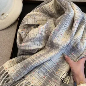 Bufanda de cuadros arcoíris premium de tacto cachemira con flecos y motas de color