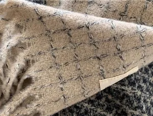 Detailaufnahme eines beige-grau karierten Schals mit weicher Kaschmir-Imitat-Textur