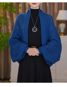 Elegante scialle blu in maglia da donna con un delicato motivo a rombi traforati moda