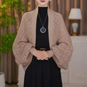 Elegante scialle cardigan in maglia color cuoio con motivo a rombi per autunno