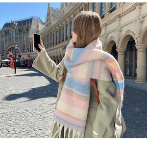 Dettaglio di una pesante sciarpa a quadri in mohair arcobaleno con frange in strada.