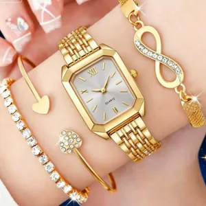 Primo piano di un elegante orologio al quarzo dorato da donna con bracciali a cuore