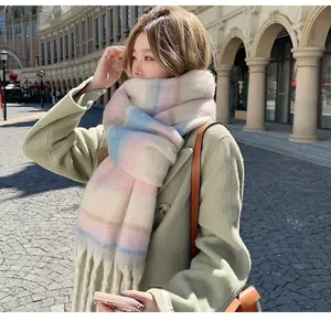Dettaglio di una morbida sciarpa in mohair arcobaleno con un elegante cappotto