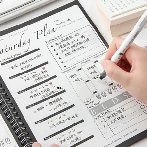 Zwart spiraalgebonden dagplanner notitieboekje met sjablonen en een witte gelpen