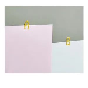 Primer plano de pegatinas doradas del alfabeto A y B en tarjetas de scrapbooking