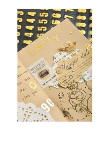 Primer plano de pegatinas doradas de letras y números en páginas de diario vintage con sellos decor