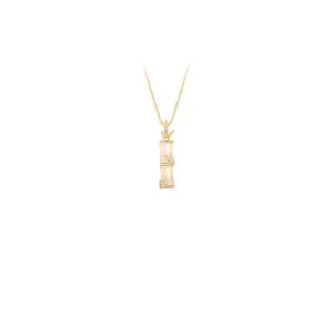 Élégant collier avec pendentif en forme de bambou doré et pierres translucides.