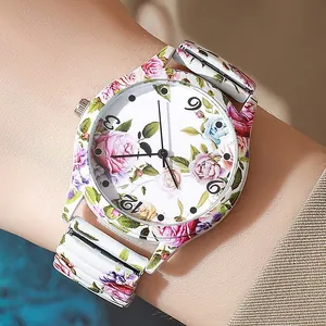 Dettaglio ravvicinato di un orologio da donna al quarzo con stampa floreale di rose