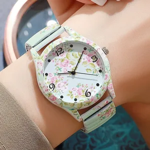 Primo piano dettagliato di un orologio da donna alla moda con quadrante floreale