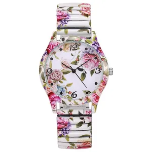 Primo piano di orologio moda donna con quadrante a stampa floreale e cinturino elastico
