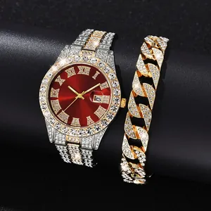 Makro-Detail einer vereisten Herren-Hiphop-Uhr mit rotem Zifferblatt und Armband