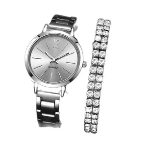 Elegante zilverkleurige dameshorloge met stalen band en bijpassende stras armbandset.