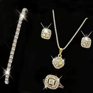 Makrodetail eines luxuriösen vergoldeten Zirkon-Schmucksets mit Kette und Armband