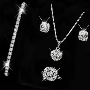 Makro-Detail eines luxuriösen silbernen Zirkonia-Schmucksets mit Halskette und Ring.