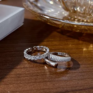 Primer plano de anillos de plata de ley S925 con brillantes detalles de circonita cúbica