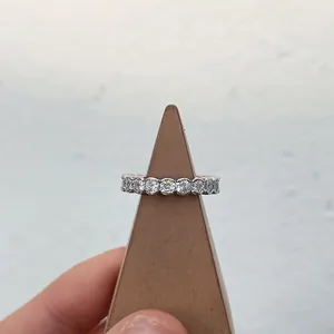 Primer plano detallado de un anillo de plata de ley 925 con circonitas brillantes