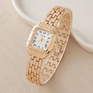 Dettaglio macro di un elegante orologio da donna con quadrante quadrato oro rosa e numeri romani